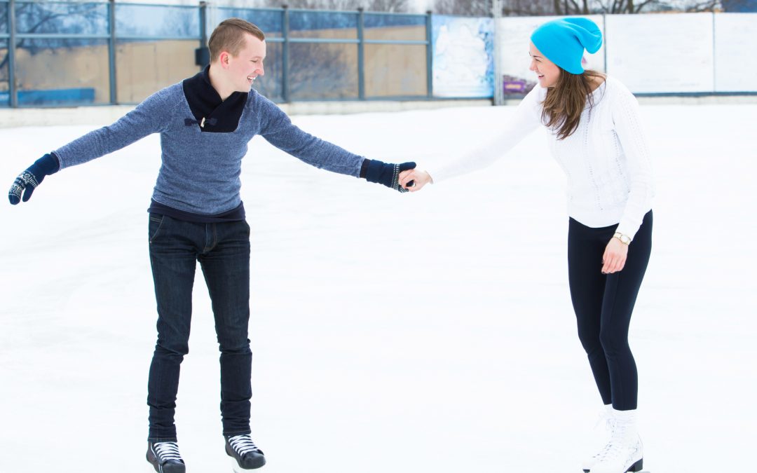 couple patinant sur la glace
