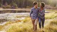 couple se promenant dans la nature enlacé