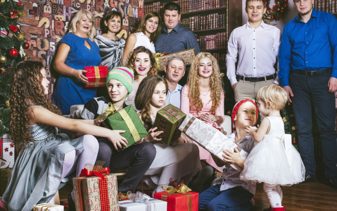Famille recomposée très nombreuse qui se retrouve pour fêter Noël et échanger des cadeaux