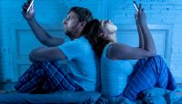 Hyperconnecté(e)...à votre conjoint(e) ? smartphone couple