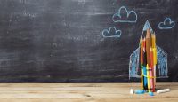 Comment bien préparer sa famille et son couple à la rentrée ? tableau de classe avec crayons en forme de fusée