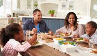 Prendre le temps de parler en partageant ses repas en famille