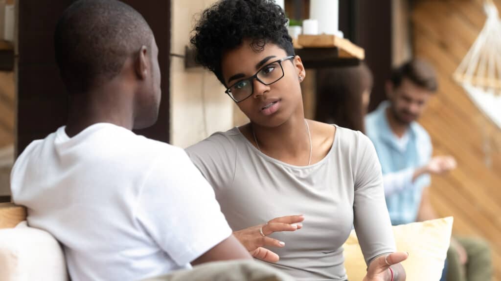 Couple qui se parle et dialogue