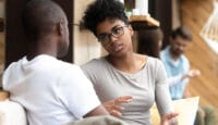 Apprendre à s'écouter pour mieux communiquer Couple qui se parle et dialogue