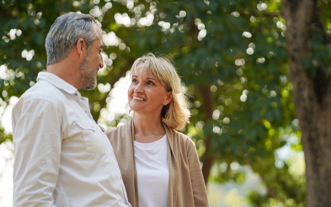 echange-de-couple-amoureux-nature