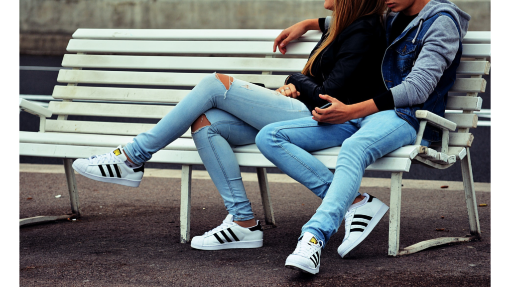 jeune couple assis banc mtoncouple
