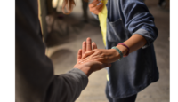 Couple qui se tient la main en signe de réconciliation