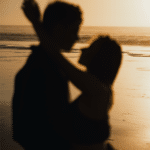 couple amoureux le soir sur la plage, signe d'harmonie de la relation