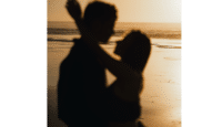 Comment sauver son couple quand rien ne va plus ? couple amoureux le soir sur la plage, signe d'harmonie de la relation
