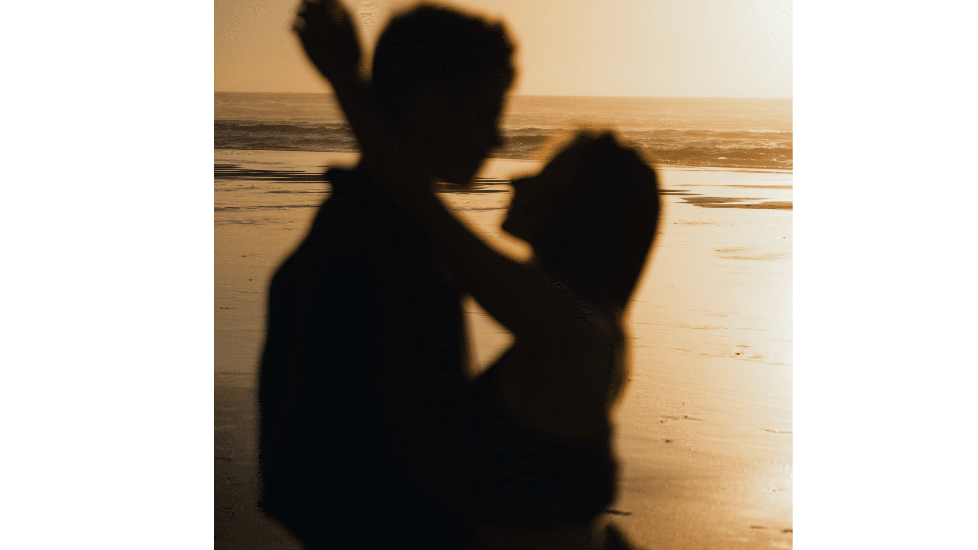 couple amoureux le soir sur la plage, signe d'harmonie de la relation