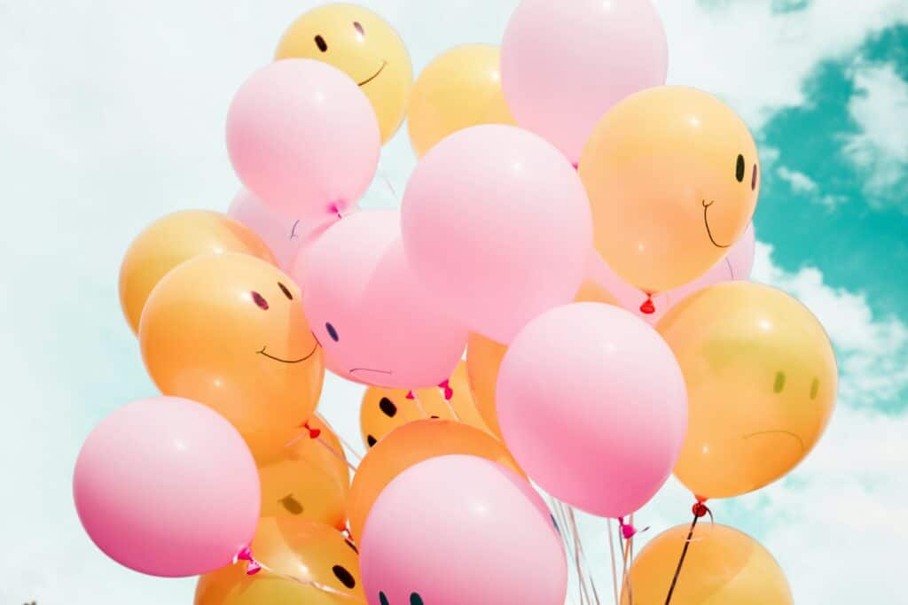 ballons smileys sourires pour symboliser de mettre du positif dans sa vie de couple