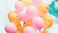 Une Saint-Valentin originale qui va transformer votre amour ! ballons smileys sourires pour symboliser de mettre du positif dans sa vie de couple