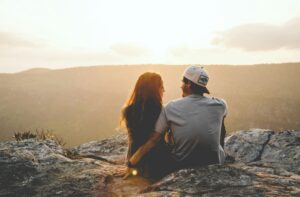 couple en montagne moment partagé 