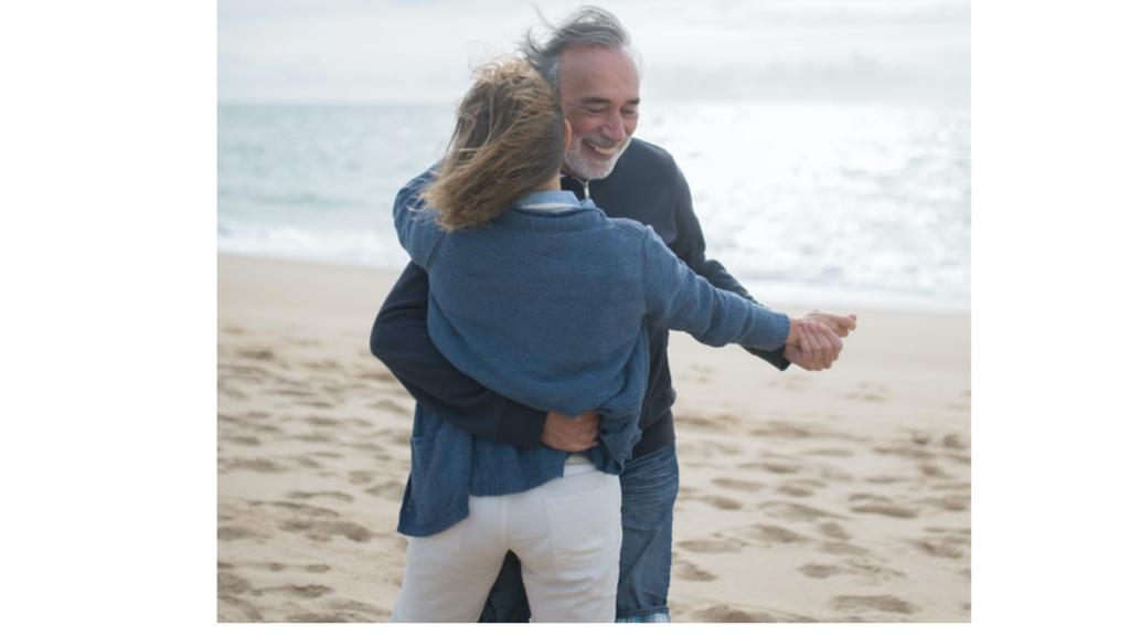 couple mur enlacé qui danse sur la plage tendresse couple construit