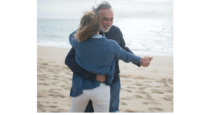 Comment construire une relation de couple ? couple mur enlacé qui danse sur la plage tendresse couple construit